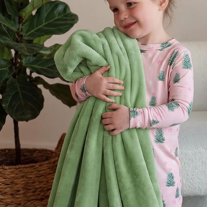 Bedsure GentleSoft Green Fleece Blankets Queen Size - Image 6